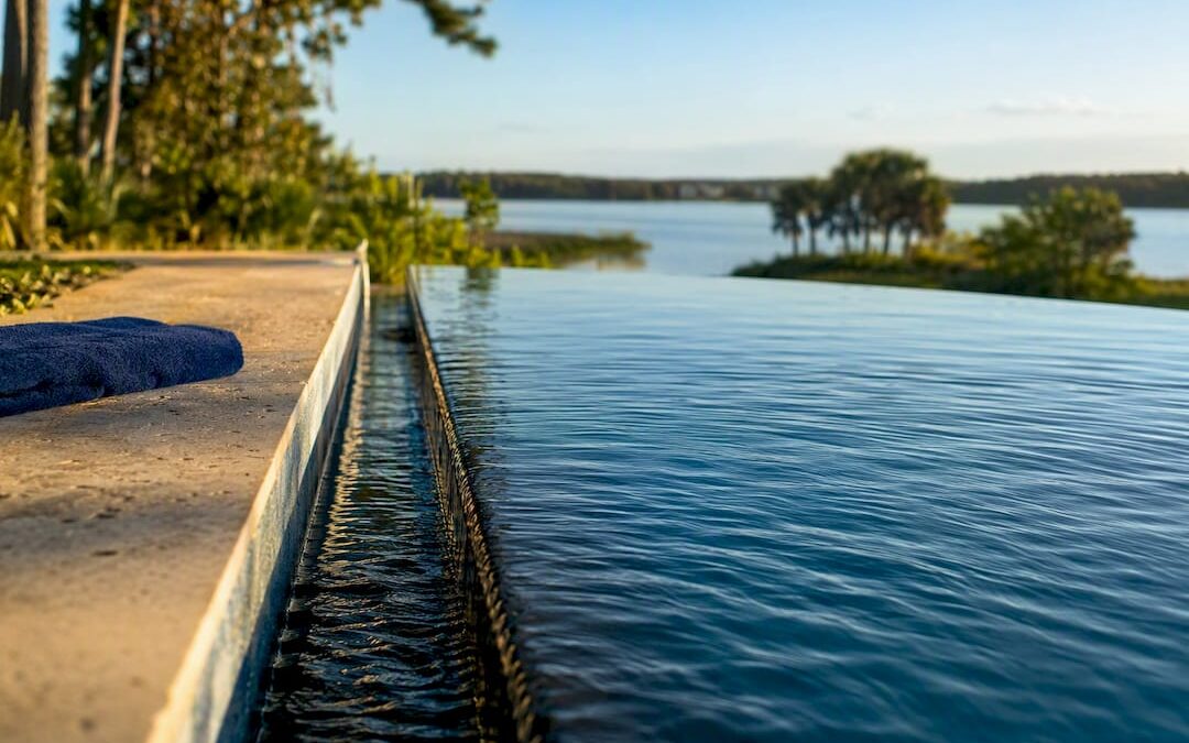 Infinity Edge Pools: 7 Questions Central Florida Homeowners Must Ask